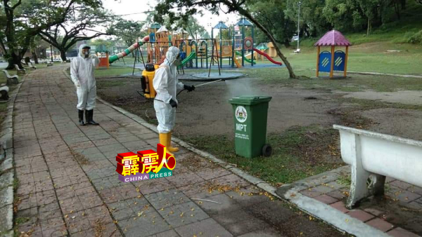 太平湖公园内的每一处角落,都不被放过进行消毒。