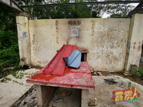 破坏者把残留的锌片,留在被破坏的供奉台上。