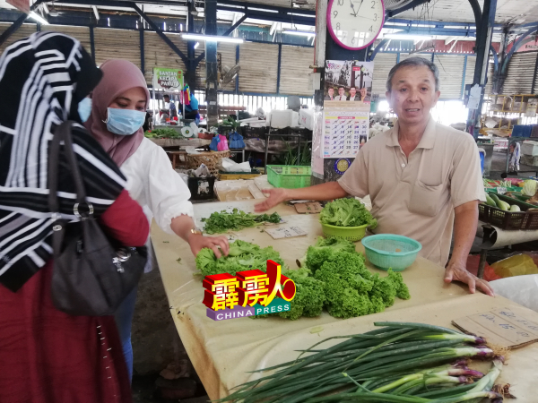 蔡明华：蔬菜仍供应如常。