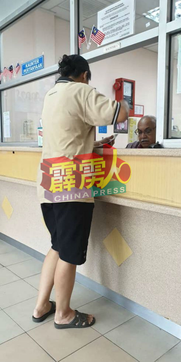 太平间只限一名家属到柜台办理手续。