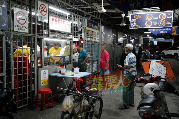 多家食肆皆限定顾客不能堂食,只限外卖及打包。