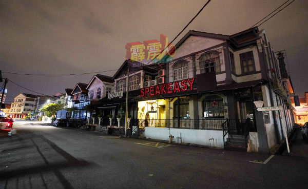 刘一清街所有酒吧都遵从行动管制令的指示并无营业。