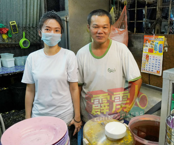 阿文(右):糖水街茶档的生意,多年来首次那么静。