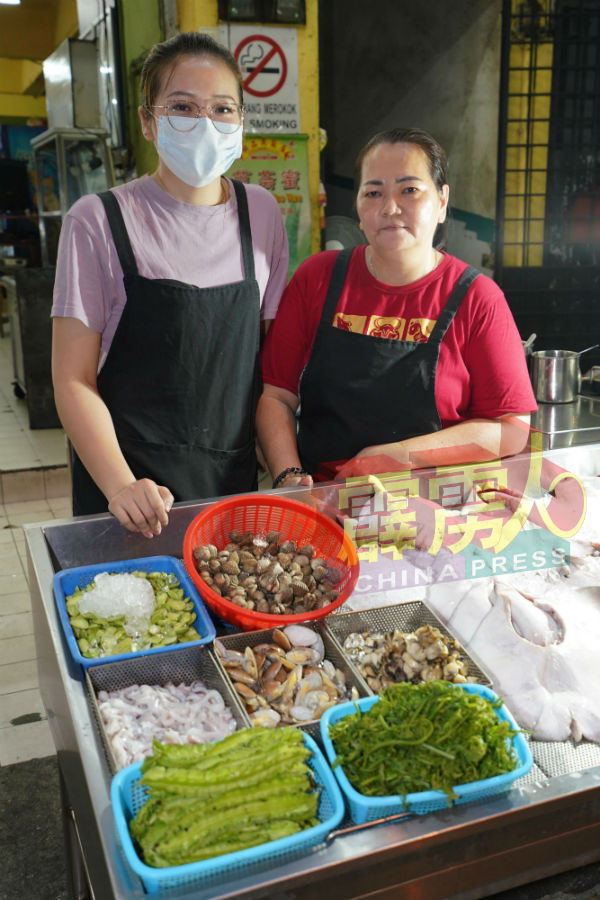 喜姐(右)与其女儿告知,预料周三晚烧鱼生意会减少,因此食材也准备少了。