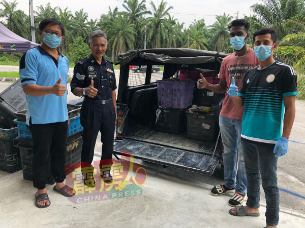除了曼绒医院，农商也送蔬果给曼绒警局的值勤人员。