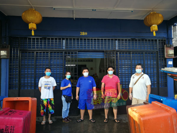 蔡明喜（右起）、李世鸿、杨先生、颜秀芳及阿祖，派发甘望鱼给民众。