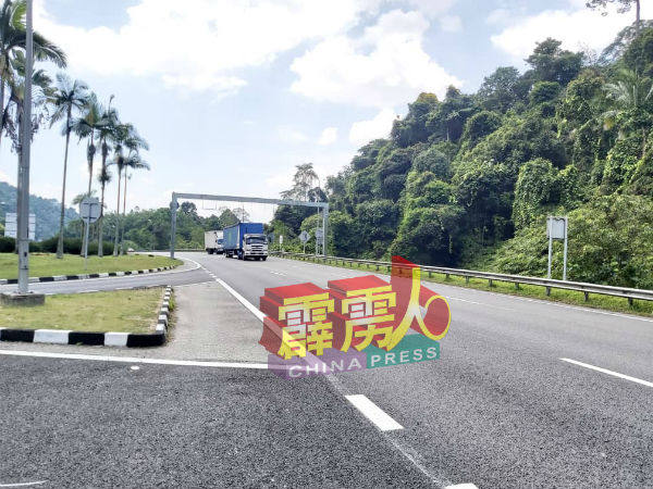 九洞隧洞来往方向皆没出现车龙,只有零零散散的罗厘及轿车。
