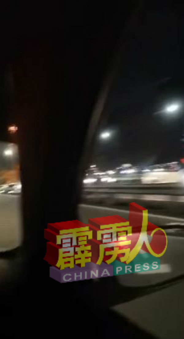 网上散播车辆寸步难行视频是位於双溪毛糯。