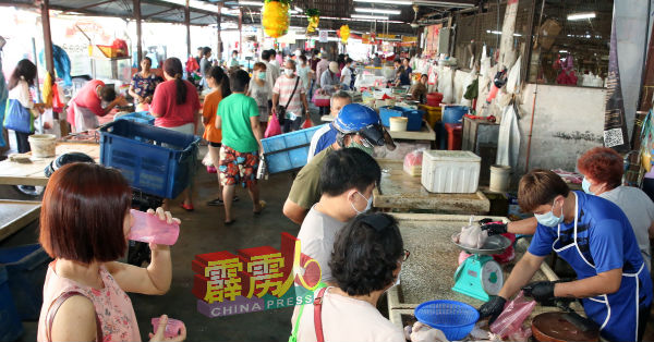 传言四起巴刹小贩忐忑不安,许多民众戴上口罩,前往巴刹购买食材及日用品。