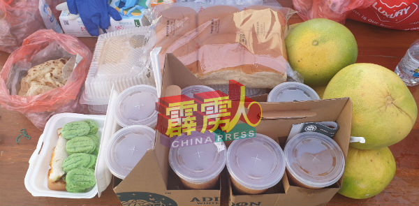 军警接获各种美食及冻饮,包括饭盒便当丶糕点丶面包丶印度煎饼丶柚子等食物。