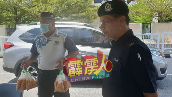 消暑饮品来了,好心人送上冰冷的奶茶给军警。