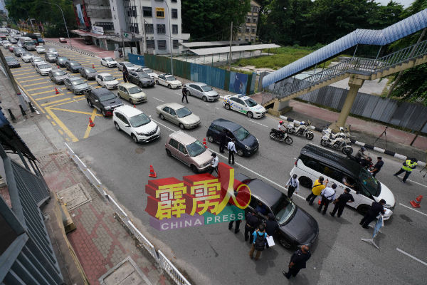 路面上出现越来越多车辆引起霹州总警长大发雷霆,下令严查外出者离家的原因。