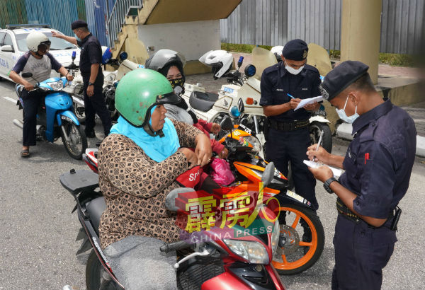 警员记下外出原因不足者的个人资料。