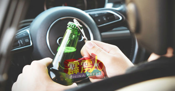 2名男子承认放工後饮用烈酒,是要消除工作疲劳。