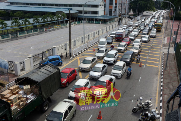 大批途经休罗街车辆,因警方设路障劝民众待在家塞在车龙。