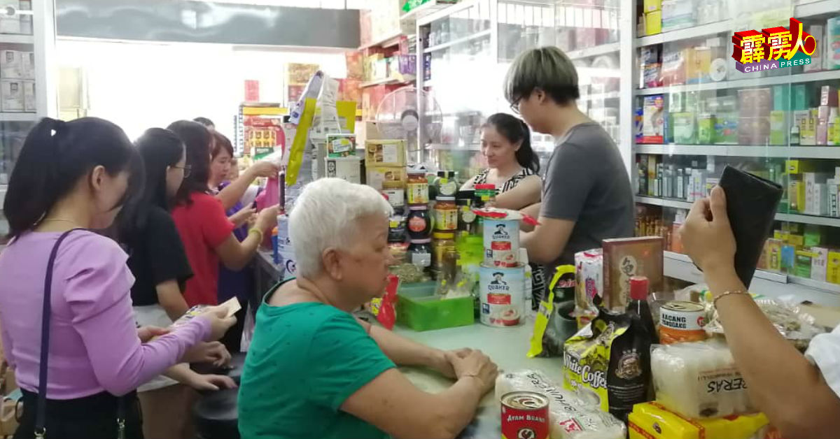安顺佳和贸易涌现人潮，当中有不少人选购凉茶及中药材。
