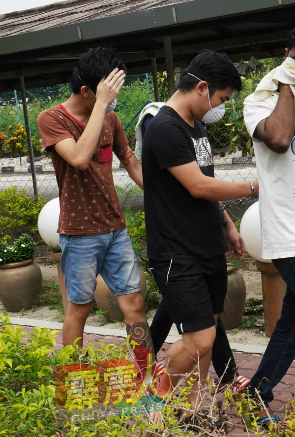 两名华裔男子涉及非法聚赌，被带上法庭面控。