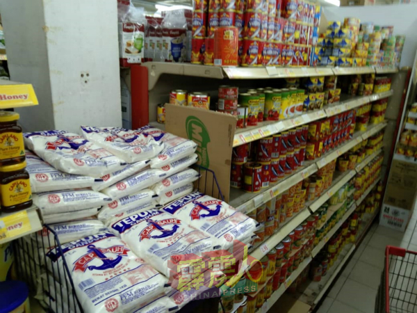 管制令期间,面粉及罐头食品等货源充足,价格稳定。