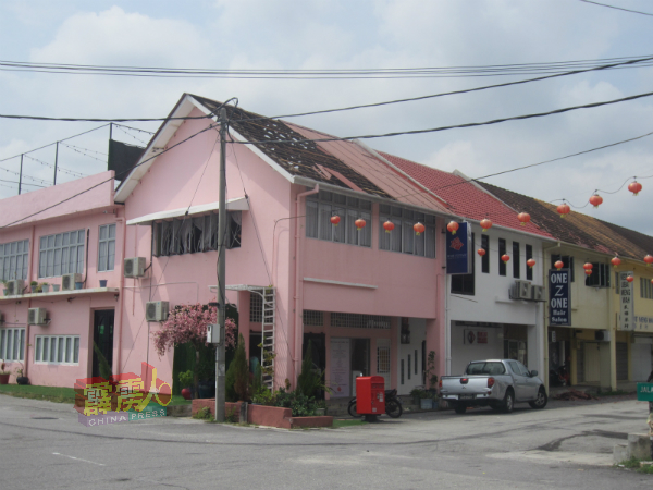 金宝路信托局也有一间西餐厅屋顶瓦片被刮落地面。