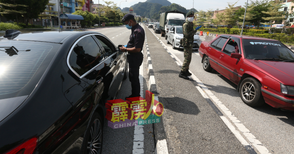 没有合理外出理由者（左）皆被指示U转，打道回府。