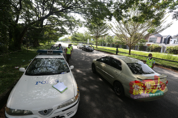 除了主干大道，警方也会不定时及不定地点，在住宅区内检查来往的车子。