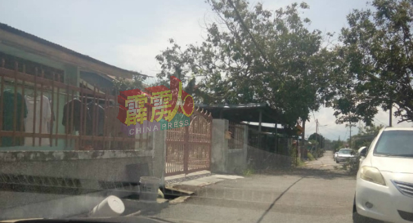 竹芭新村一所民宅屋前的凉棚被倒下的树杆压毁。