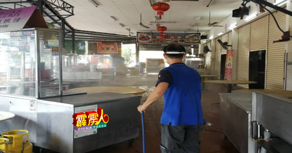 黄振竹乘茶室周休没营业，动手为茶室进行消毒工作。