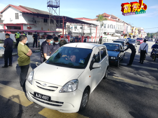 警方在东方街设路障，检查来往车辆。