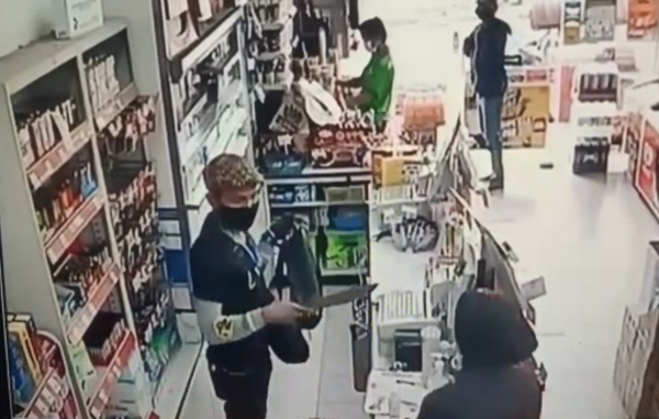 匪徒从腰间取出巴冷刀,要胁女店员不准动声色。