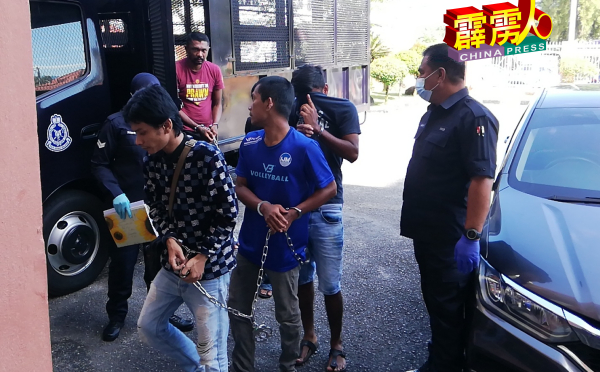 3名被告被押进太平法庭,准备面对提控。