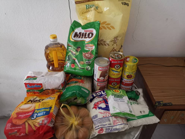 捐赠的物资品都是价实量足,并平均分配给受惠家庭。