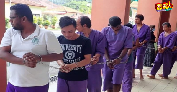 6名男子违反管制令，被警方带往法庭申请延长扣留令。 

他们被指于在上月30日傍晚7时许至10时许，出现在太平彭加兰奥、新板及章吉遮令，违反管制令，遭到警方扣捕。

6人前日被带上法庭申请延长扣留2天，原定今日提控上庭，惟警方进一步延长扣留6人多1天。

</p>

<style>
    .my-wheel-container {
        padding-bottom: .5rem;
    }
    .my-wheel-container .logo {
        max-height: 60px;
        width: auto;
    }
    .my-wheel-container .header-wheel {
        display: flex;
        justify-content: center;
    }
    .my-wheel-container .header-wheel-link {
        flex: 0 0 auto;
    }
    .my-wheel-container .wheel-hr {
        border-color: #EAEAEA;
        border-style: solid none none;
        border-width: 2px 0 0;
    }
    .my-wheel-container .wheel-items {
        display: grid;
        grid-template-columns: repeat(2, minmax(0, 1fr));
        gap: 1rem;
    }
    .my-wheel-container .wheel-card {
        height: 150px;
        display: flex;
        flex-direction: column;
        border: solid gray 1px;
        background: #F1F1F1;
        background-position: center;
        background-size: contain;
        background-repeat: no-repeat;
        justify-content: end;
    }
    .my-wheel-container .wheel-car-image-container {
        flex-grow: 1;
        flex-basis: 0;
        min-height: 1px;
        display: flex;
        justify-content: center;
    }
    .my-wheel-container .wheel-car-image {
        height: 100%;
        width: auto;
    }
    .my-wheel-container .wheel-meta {
        width: 100%;
        background: rgba(255, 255, 255, 0.8);
        display: flex;
        flex-direction: row;
        padding: .5rem 0;
        flex: 0 0 auto;
    }
    .my-wheel-container .wheel-car-title {
        align-self: center;
        white-space: nowrap;
        text-overflow: ellipsis;
        overflow: hidden;
        text-align: center;
        flex: 1 1 auto;
        padding: 0 .5rem;
    }
    .my-wheel-container .wheel-car-price {
        text-align: center;
        color: red;
        flex: 0 0 auto;
        padding: 0 .5rem;
    }

    @media (min-width: 768px){
        #my-wheel-mobile {
            display:none !important;
        }
    }
    
    @media (max-width: 767px){
        #my-wheel-desktop {
            display:none !important;
        }

        .my-wheel-container .wheel-items {
            grid-template-columns: repeat(1, minmax(0, 1fr));
        }
    }
</style>

<div id=