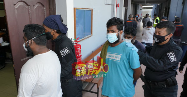 10名印裔男子被警方押往地庭面控不认罪，且不获保外候审。
