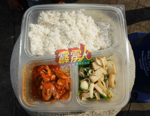 派送的免费饭盒有鸡肉及蔬菜,足以治饱流浪者肚子。