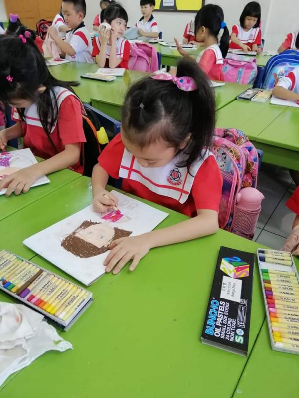 学生不被鸠收学费，减轻家长负担。