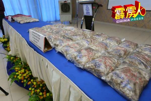 警方在车内起获的海洛因,重约20公斤,市价超过26万令吉。