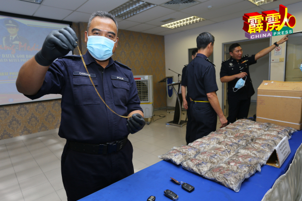 奥斯曼展示警方公充的1条金项链。