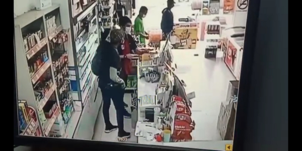 刀匪威胁男店员到柜台处,并指示打开柜台。