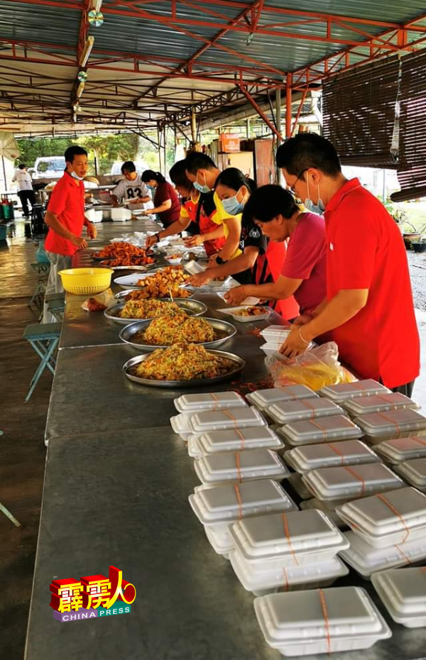 太平佛教会成员连续3天准备了许多饭盒,派送给有需要者。