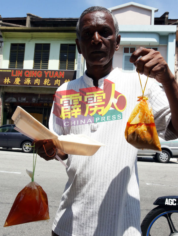 受惠者展示获得的食物及饮料。