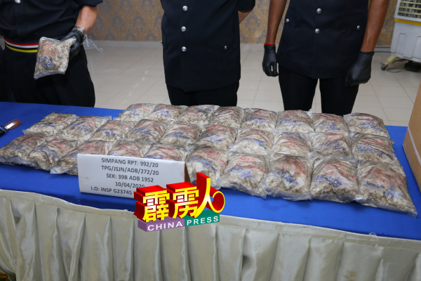 警方在车内起获的海洛因，重约20公斤，市价超过26万令吉。