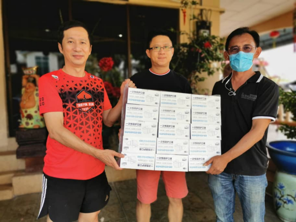 蔡崇富(左起)与蔡崇贵移交赞助口罩给面子书“游游大太平”版主黄汶课,后者再转发给有需要人士。