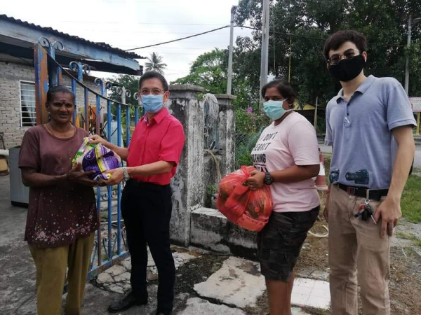 廖泰义(右2)动用了州政府拨款,购买米粮充物资,捐赠给选区低收入者。