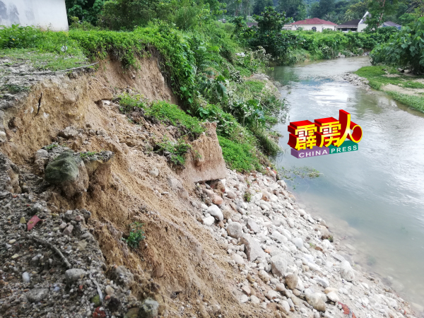河壁被湍流冲蚀,倒塌向内约10呎。