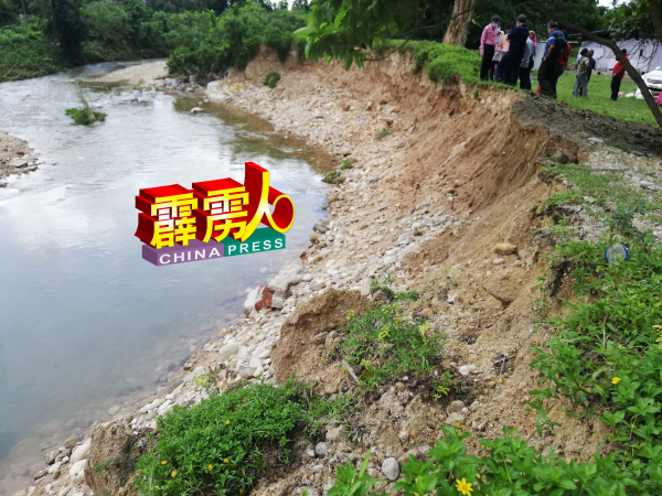 山洪湍流冲泻下来,造成沿河两岸木屋民宅区泛滥成灾。