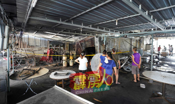 228小食中心东主丶小贩及民众了解小食中心被烧毁程度。
