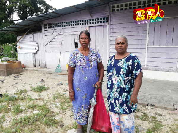 古马兰(左)与邻居讲述情况,感到非常无奈。