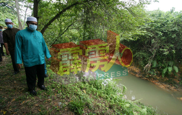 莫哈末阿马前往巡视受污染的河流。