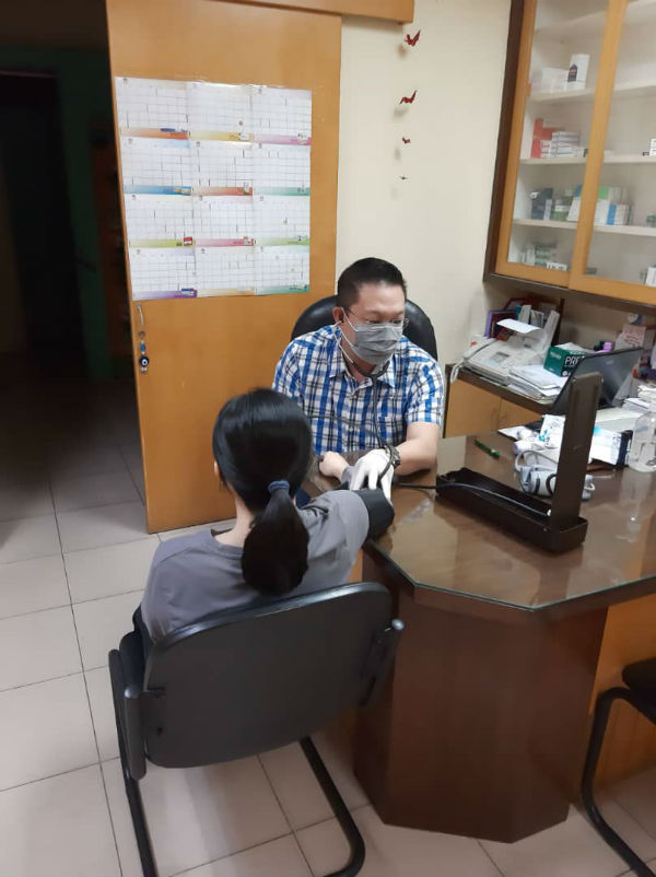 看诊医生等医务人员在非常时期，都会做足防范措施，保护自己也保护他人。