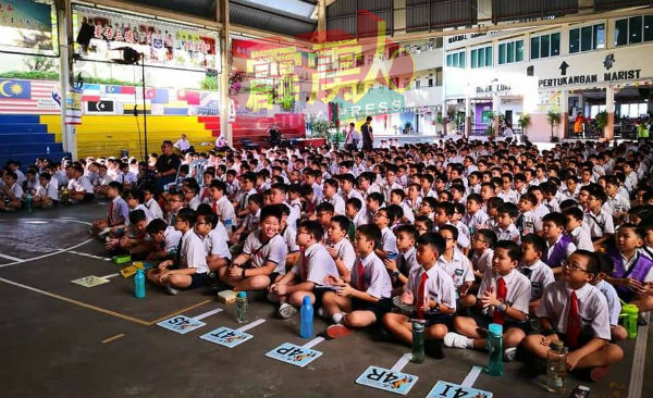 一般大型学校，学生在上课前都会先集合在礼堂或有盖篮球场。